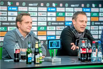 Horst Heldt (l.) und André Breitenreiter kehren mit Hannover 96 nach Gelsenkirchen zurück.