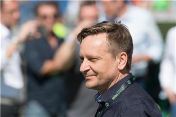 Horst Heldt muss bei Hannover 96 verweilen. Foto: Swen Pförtner