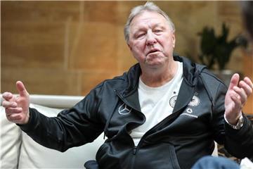 Horst Hrubesch beim Pressegespräch in Leipzig. Foto: Jan Woitas