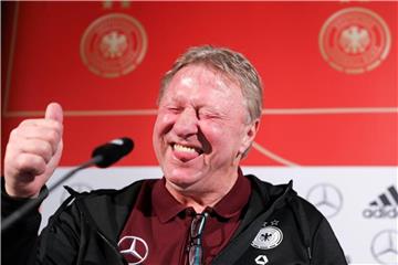 Horst Hrubesch freut sich auf sein Debüt mit den DFB-Frauen. Foto: Jan Woitas