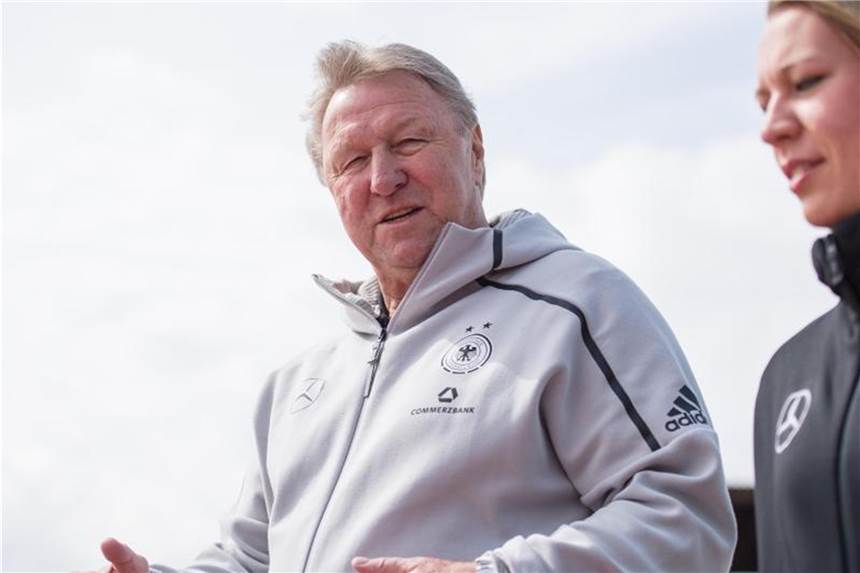 Horst Hrubesch gewann mit seinem Team die Partie gegen die Damen aus Island. Foto: Sasa Pahic Szabo