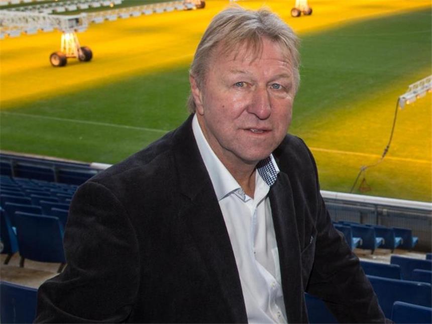 U21-Trainer Hrubesch: Wollen alles für EM-Start tun Horst Hrubesch (l) will sich mit den DFB-Junioren gegen die Ukraine behaupten. Foto: Axel Heimken