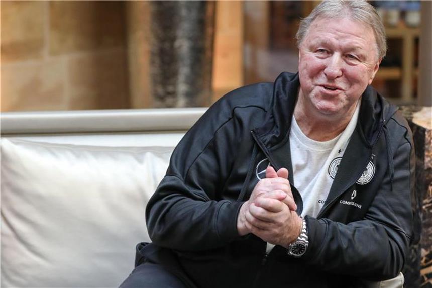 Lockerheit zurückgeholt: Hrubesch geht von sicherem Sieg aus Horst Hrubesch will mit seinem Team spielerisch überzeugen. Foto: Jan Woitas