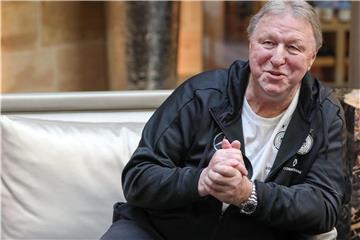 Horst Hrubesch will mit seinem Team spielerisch überzeugen. Foto: Jan Woitas