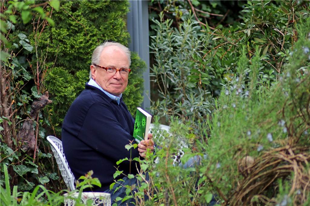 Weltweit erster Corona-Politthriller kommt aus Dortmund Horst Karbaum genießt die Ruhe im Garten. In seinem Roman "Coronagate" geht es da schon etwas hektischer zu.