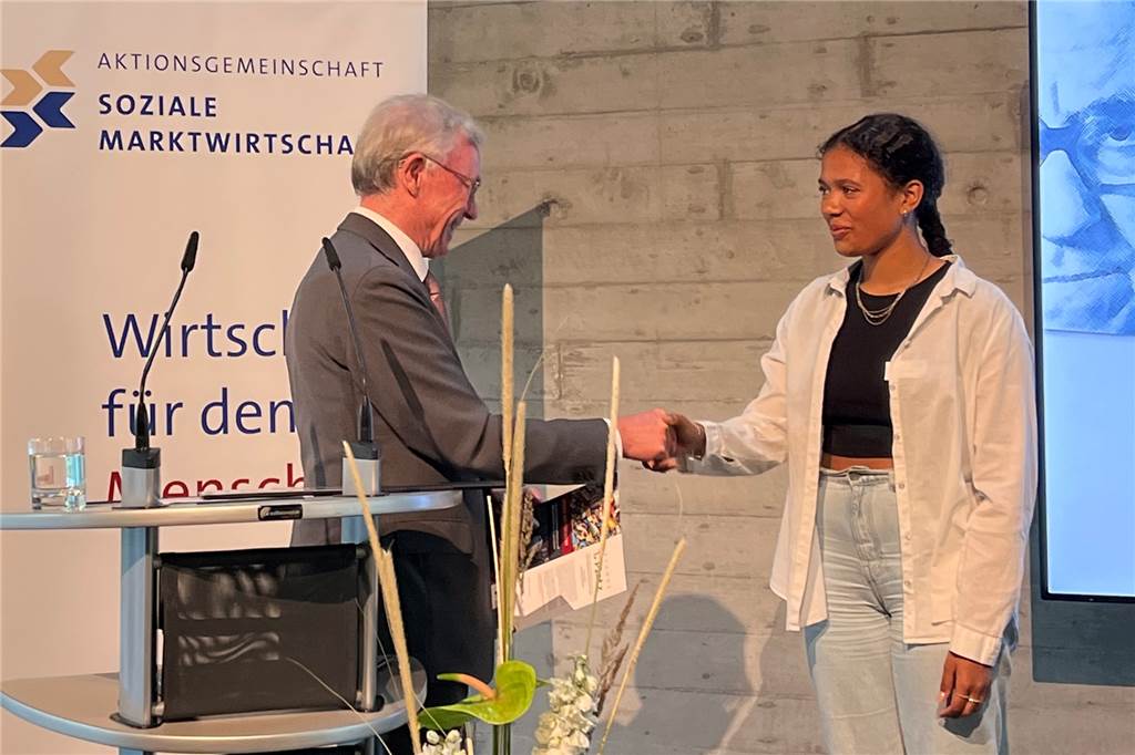 Hoher Besuch in Vreden zur Feier von 75 Jahren Soziale Marktwirtschaft Horst Köhler überreichte die Urkunde an eine der Gewinnerinnen des Schülerwettbewerbs.