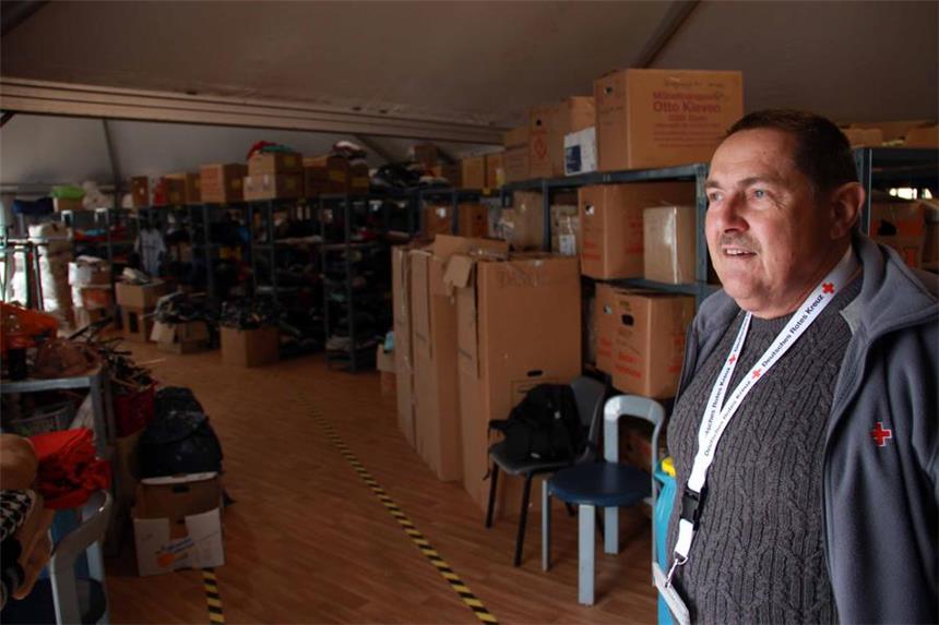 Horst Kreienkamp in der Kleiderkammer der Notunterkunft: Hier kamen gespendete Kleidungsstücke aus der ganzen Region an. Hier wurden sie sortiert und dann an bedürftige Flüchtlinge ausgegeben. Kreienkamp: "Manche hatten viel Kleidung dabei, andere kamen nur mit dem, was sie am Körper trugen."
