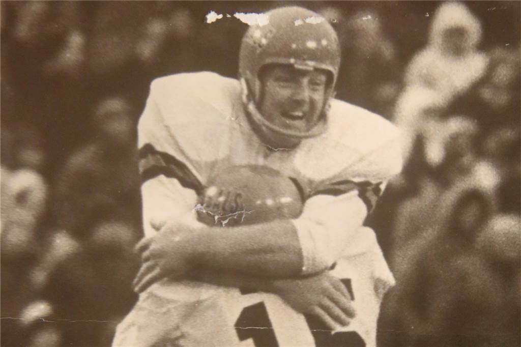 Der erste deutsche NFL-Star: Die Geschichte von Horst Mühlmann Horst Mühlmann jubelt über ein Field Goal.