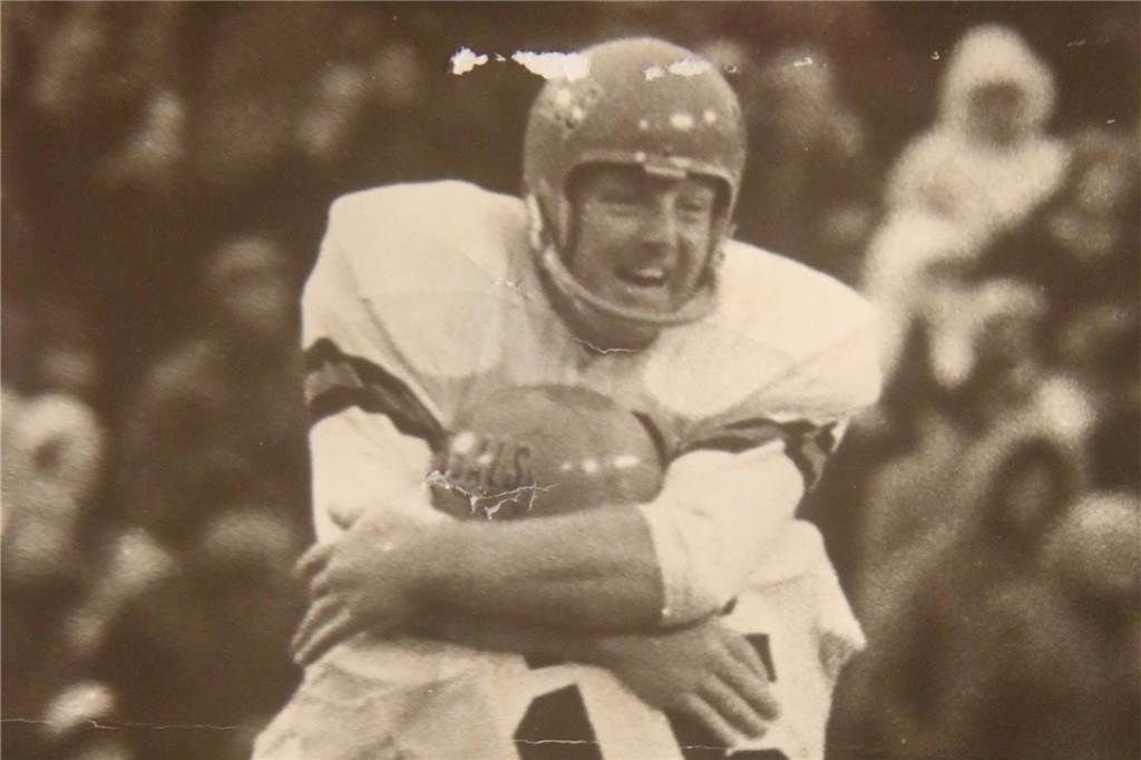 Der erste deutsche NFL-Star kam aus Selm: Die Geschichte von Horst Mühlmann Horst Mühlmann jubelt über ein Field Goal.