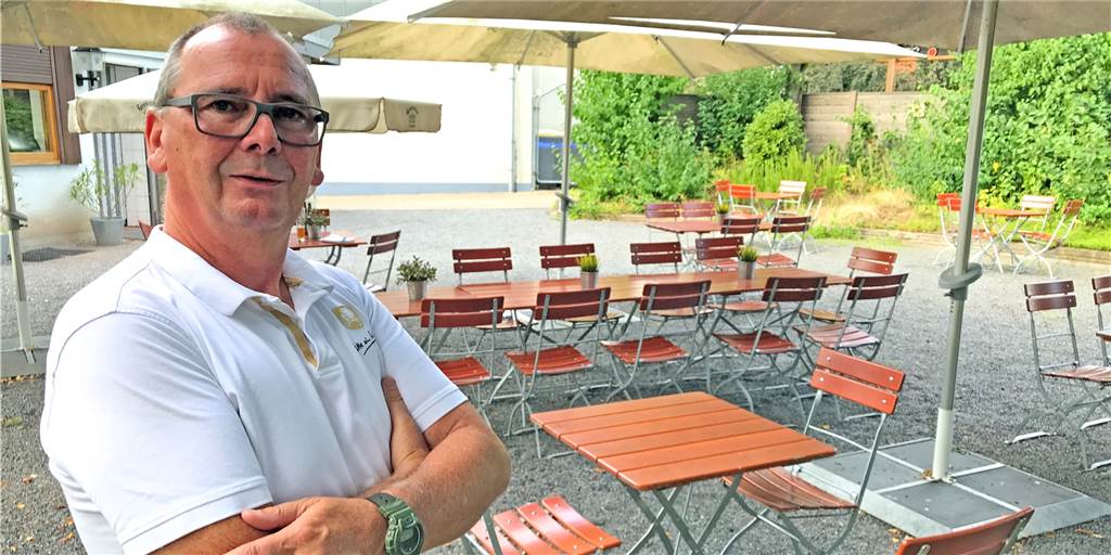 Werner Stadthotelbetreiber: „Ich bin noch hier – aber wo seid Ihr?“ Horst Nußbaum steht in seinem leeren Biergarten.