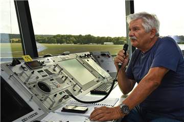 Horst Potthoff im Tower. Hier werden die Start- und Landegenehmigungen erteilt.