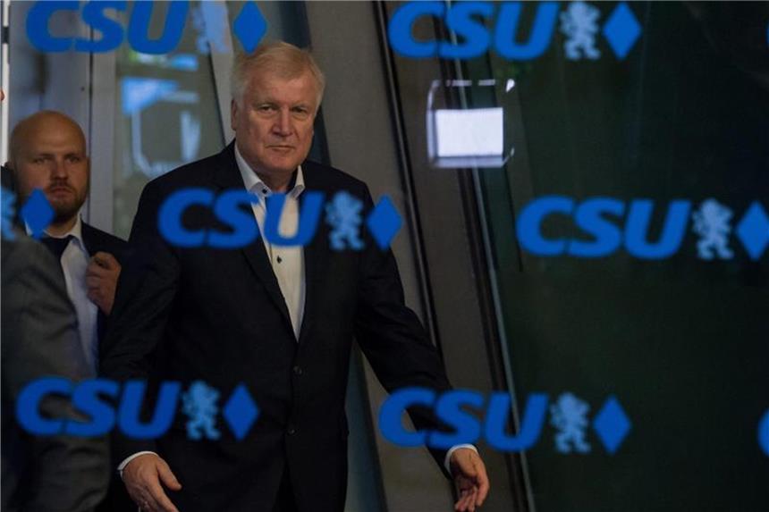 SPD hat noch Klärungsbedarf bei Asyl-Kompromiss der Union Horst Seehofer, CSU-Vorsitzender und Bundesminister für Inneres verlässt nach der Sondersitzung des CSU-Vorstandes das Gebäude. Foto: Peter Kneffel