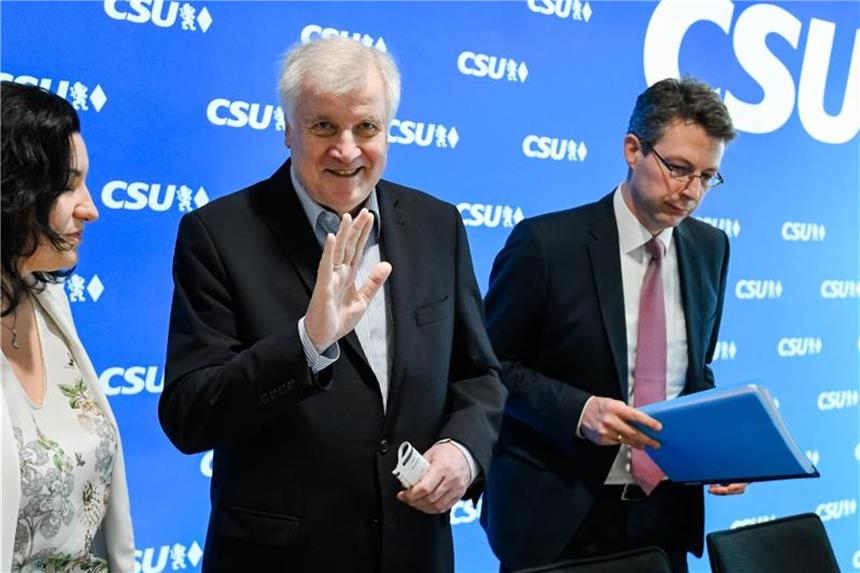 Umfrage: CSU muss weiter um Alleinregierung in Bayern bangen Horst Seehofer, CSU-Vorsitzender und Bundesminister und Markus Blume, CSU-Generalsekretär, bei der Klausurtagung des CSU-Vorstands. Foto: Andreas Gebert