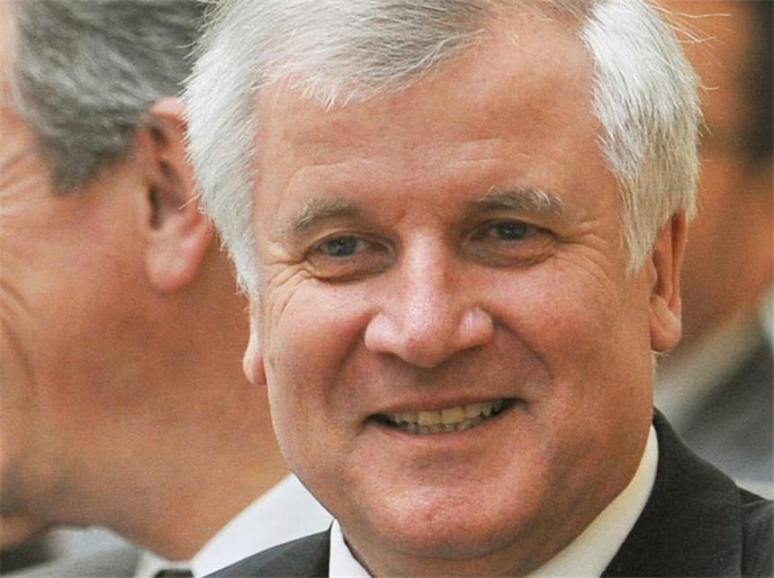 Seehofer widerspricht Guttenberg bei Wehrpflicht Horst Seehofer spricht sich gegen die Sparüberlegungen seines Parteifreunds Karl-Theodor zu Guttenberg aus.