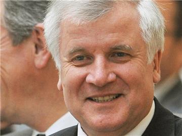 Horst Seehofer spricht sich gegen die Sparüberlegungen seines Parteifreunds Karl-Theodor zu Guttenberg aus.
