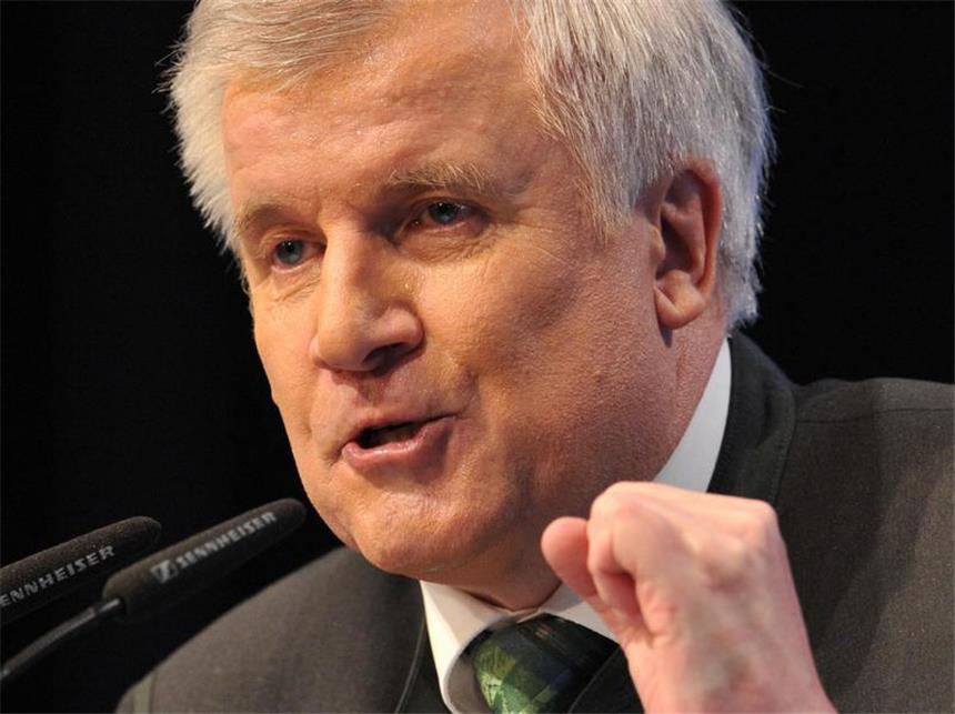 Horst Seehofer spricht sich gegen die Sparüberlegungen seines Parteifreunds Karl-Theodor zu Guttenberg aus.