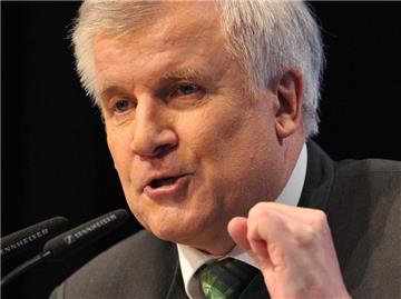 Horst Seehofer spricht sich gegen die Sparüberlegungen seines Parteifreunds Karl-Theodor zu Guttenberg aus.