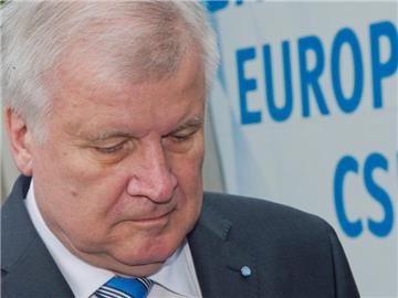 Horst Seehofer stellt sich hinter seine in die Verwandtenaffäre verwickelten fünf Minister und Staatssekretäre. Foto: Peter Kneffel/Archiv
