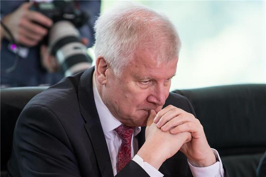 Seehofer verbietet Bremer Bamf-Stelle Asylentscheidungen Horst Seehofer zu Beginn einer Sitzung des Bundeskabinetts im Bundeskanzleramt. Foto: Bernd von Jutrczenka