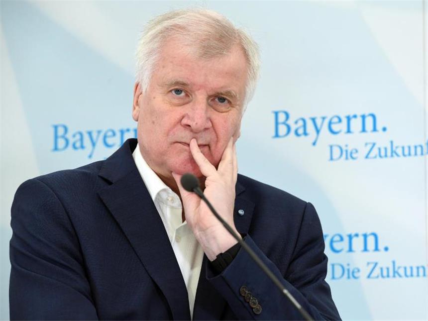 Horst Seehofers CSU muss einer neuen Umfrage zufolge um ihre absolute Mehrheit in Bayern bangen. Foto: Peter Kneffel
