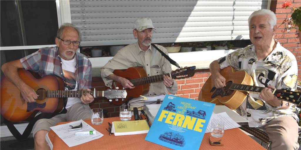 Horst Störmer, Gerd Borchert und Rudi Horn (v.l.) musizieren seit fast 70 Jahren zusammen und haben dabei ihre Fertigkeiten und ihr Repertoire ständig erweitert.