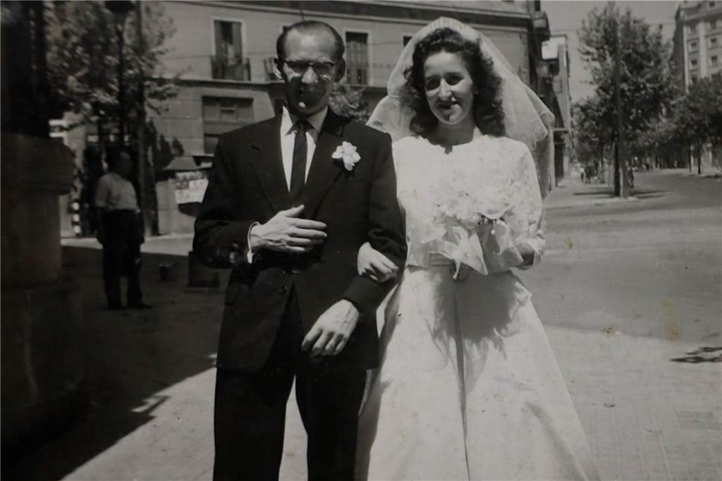 Horst Pollozek reiste bis nach Spanien, um seine Frau zu treffen Horst und Josefa an ihrem Hochzeitstag in Barcelona.