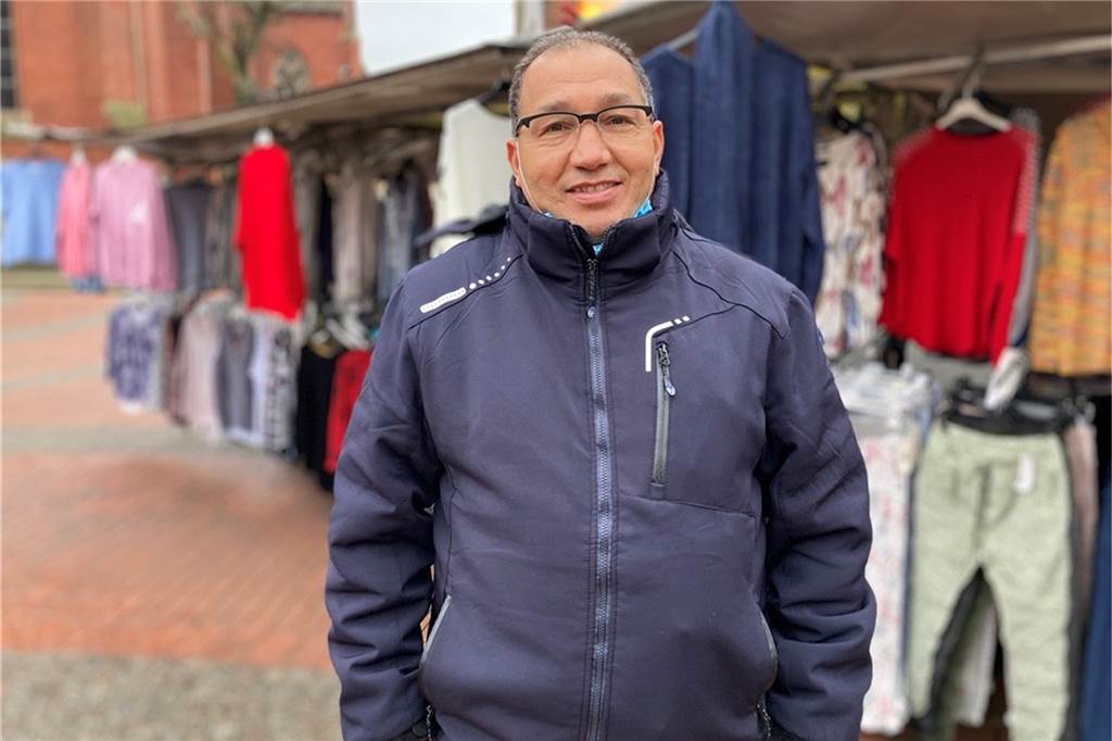Plastiktüten-Verbot in Kraft: Ist der Wochenmarkt komplett Plastik-frei? Hosen, Pullover und Co. kommen nicht mehr in die Tüte - jedenfalls nicht in die aus Plastik.