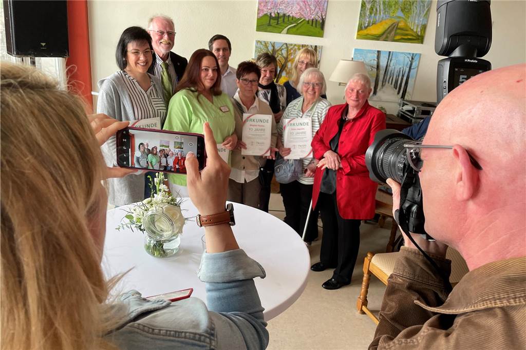 Brigitte Fischer (62) über Hospiz-Arbeit: Wie aus dem Frühstück eine Party wurde Hospiz-Leiterin Sandra Tietze (l.) und Stefan Braun machen das Erinnerungsfoto mit Stiftungsgründerin Elisabeth Grümer (r.), Bezirksbürgermeister Heiko Brankamp und einigen der Mitarbeiter.