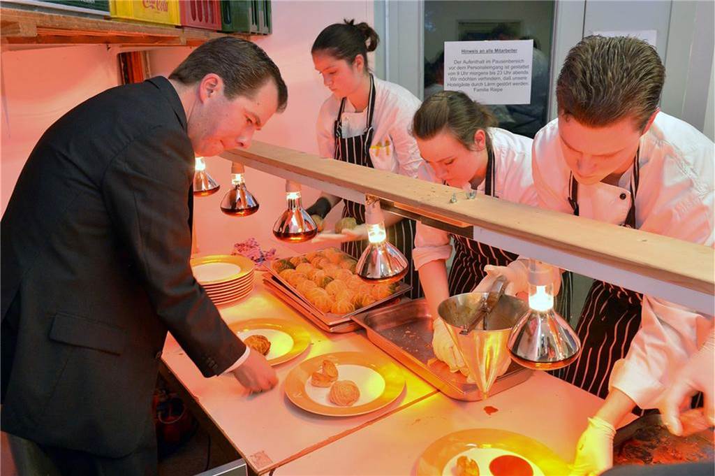 Hotelchef Andreas Riepe (l.) unterstützt sein Service-Team.