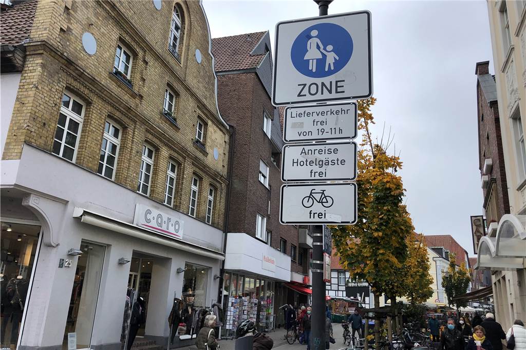 Neuer Poller mit Ampel an Fußgängerzone in Werne installiert - mit zwei Haken Hotelgäste und Anwohner dürfen weiter in die Fußgängerzone fahren - allerdings nicht mehr vom Bült aus kommend.