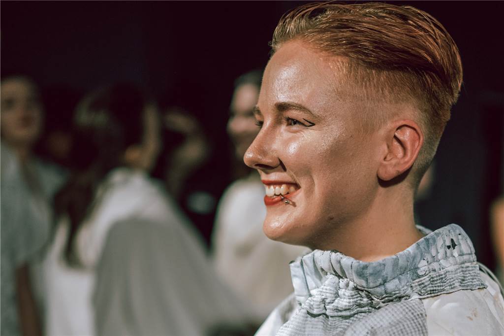 Melina Mertens: Von der Maus Frederick in Haltern am See zu Dior in Berlin „How To Dior“-Aufführung in der Uni, ;elina erhält das Feedback von Dozentinnen und Dozenten sowie Mitstudierenden.