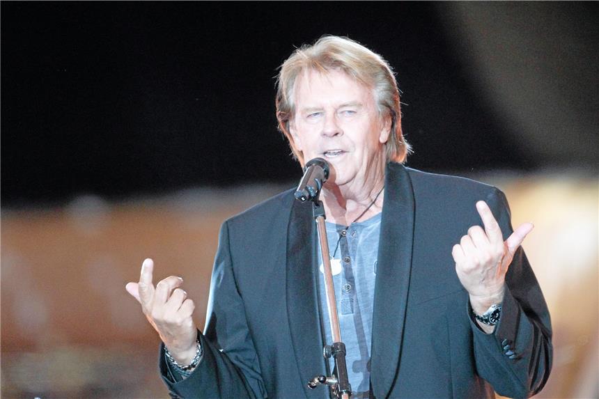 Howard Carpendale verzaubert 3000 Fans in Oberhausen Howard Carpendale reicht das Singen nicht, ihn zieht es trotz seines öffentlichen Abschieds immer wieder auf die Bühne.