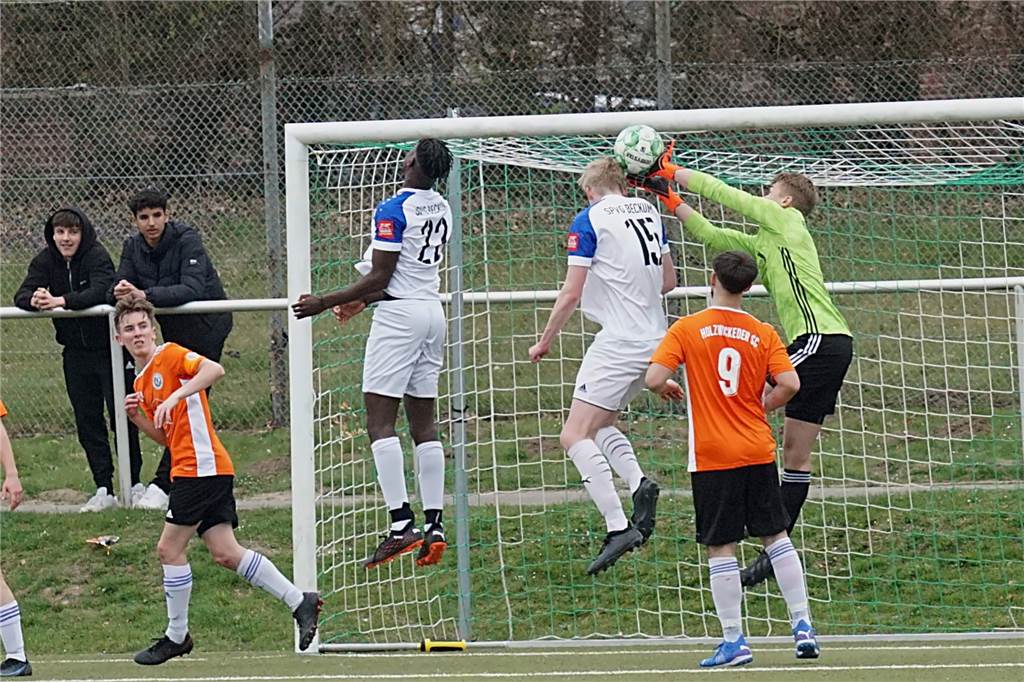Meisterschaft ade: Holzwickedes A-Junioren können Titelrennen wohl abhaken HSC-Keeper Henrik Dißelhoff kann den Beckumer Eckball abwehren.