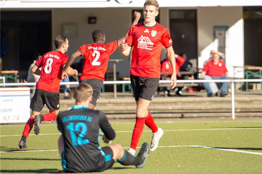 Holzwickeder SC U23 patzt drei Mal in drei Minuten HSC-Keeper Jan Jasper Emmerich (unten) musste kurz vor der Halbzeit drei Gegentreffer schlucken.