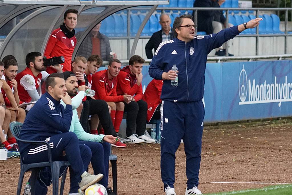Vertrag bis 2024: HSC verlängert mit Cheftrainer Benjamin Hartlieb HSC-Trainer Benjamin Hartlieb (r.) würde gerne auch mit Damian Grauer (l.) und Hamza El Hamdi (M.) weiter zusammenarbeiten.