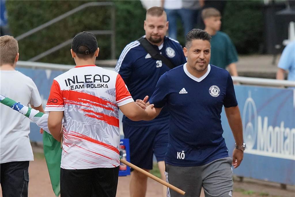 Arbeitssieg für den Holzwickeder SC HSC-Trainer Kurtulus Öztürk klatscht mit den Fahnenträgern ab;