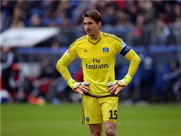 HSV-Keeper René Adler geht mit verschiedenen Emotionen in das Spiel gegen Leipzig. Foto: Dominik Flügel