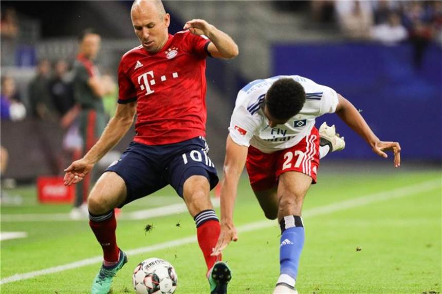 Bayern München gewinnt bei altem Rivalen HSV HSV-Profi Josha Vagnoman (r) versucht Arjen Robben vom Ball zu trennen. Foto: Christian Charisius
