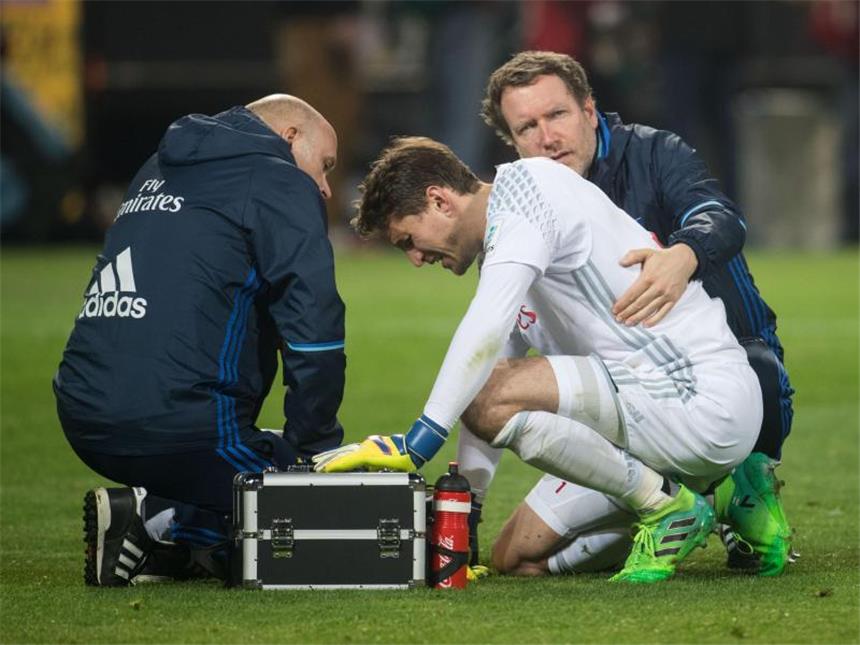 HSV: Mathenia fällt in Augsburg aus HSV-Torwart René Adler hatte sich am 4. April im Spiel gegen den BVB verletzt. Foto: Bernd Thissen