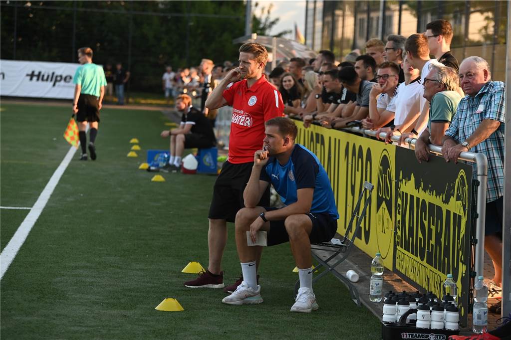 Der Hombrucher SV hat Einspruch gegen das 4:4 in Kaiserau eingelegt - Ergebnis ist da HSV-Trainer Alexander Enke (vorne) muss sich mit einem Punkt begnügen. Der Einspruch hatte keinen Erfolg.