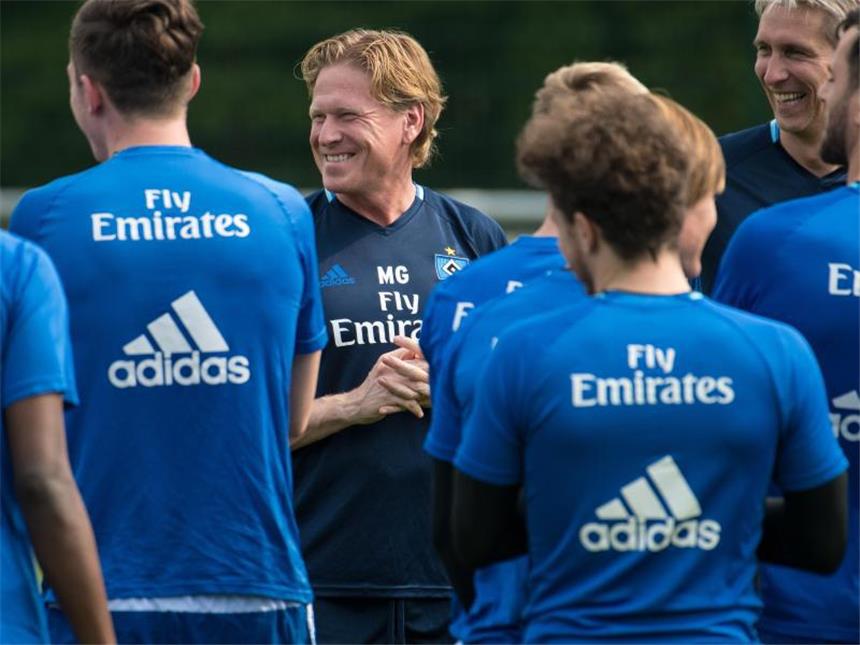 Sprüche zur 54. Saison der Fußball-Bundesliga HSV-Trainer Markus Gisdol bereitet sich mit den Spielern auf das letzte und entscheidende Spiel der Saison vor. Foto: Ingo Wagner