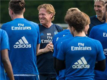 HSV-Trainer Markus Gisdol bereitet sich mit den Spielern auf das letzte und entscheidende Spiel der Saison vor. Foto: Ingo Wagner