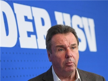 HSV-Vorstandschef Heribert Bruchhagen muss sparen: "Dazu gibt es keine Alternative." Foto: Axel Heimken