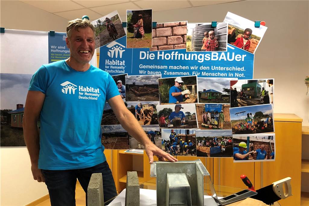 Oedinger Bauunternehmer Hubert Epping (58) war als „Hoffnungsbauer“ in Kenia Hubert Epping denkt schon weiter. Kaum zurück, hat er eine Gießform für Betonsteine gebaut, die den Aufbau der Dachkonstruktion bei den vom Helferteam gebauten Häusern erleichtern soll.