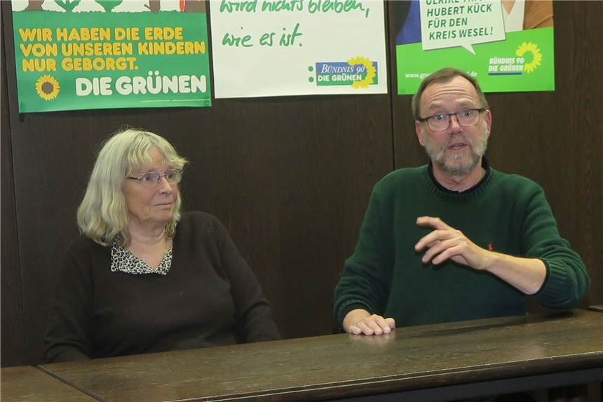 Ölpellets-Skandal: Bezirksregierung lehnt eigene Ermittlung zu Korruptionsverdacht ab Hubert Kück, Fraktionsvorsitzender von Bündnis 90/Die Grünen im Kreis Wesel, und seine Stellvertreterin Ulrike Trick bemängeln die Art, wie der Landrat mit der Aufarbeitung des Ölpellets-Skandals umgeht und werfen ihm eine mehrfache Begünstigung der Firma Nottenkämper vor.