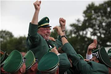 Hubert Plogmaker nach dem Königsschuss 2016. Ab Samstag sucht die Schützenbruderschaft St. Fabian und Sebastian einen Nachfolger für König Hubert.