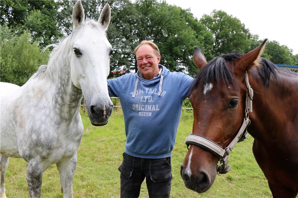 Görtzhof-Urgestein Schröer: „Ohne Pferde würde in meinem Leben etwas fehlen“ Hubert Schröer mit seinen beiden Pferden "Royal Black" und "Dance with me".