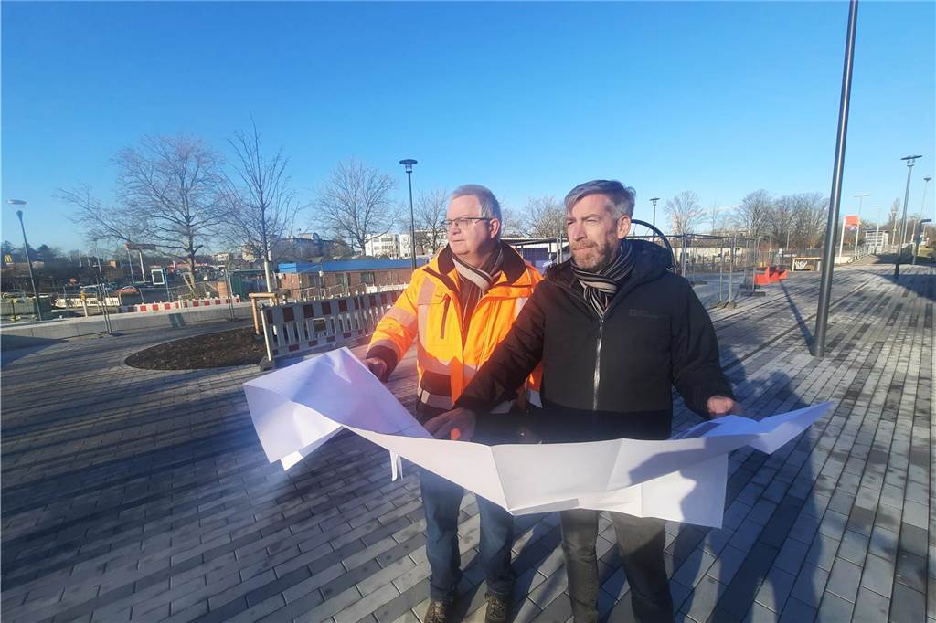 Großbaustelle am Bahnhof: Wann das Hindernis Treppenturm abgebaut wird Hubert Stenkamp und Bernd Lehmann (Planungs- und Umweltamt) auf dem Bahnhofsvorplatz