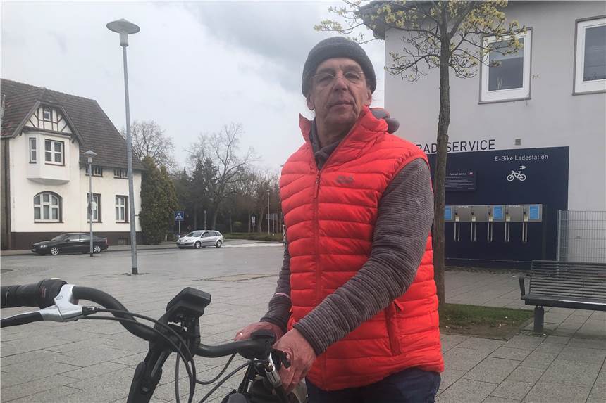 Trotz eisiger Temperaturen - Jugendwerkstatt eröffnet Fahrradsaison in Haltern Verkäufer bei Fahrradbörse in Haltern