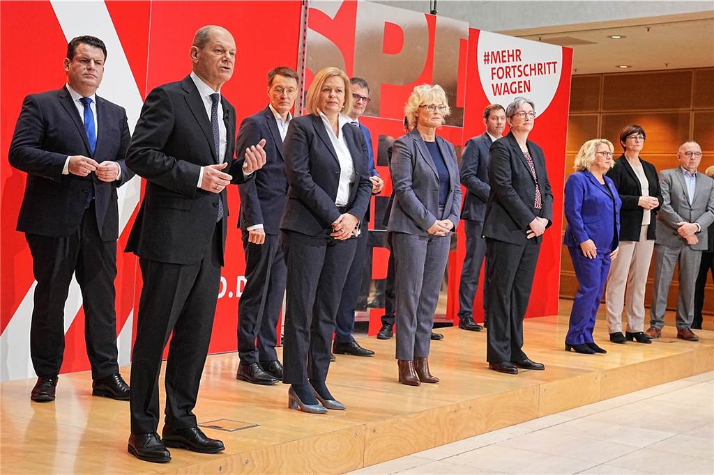 Scholz benennt Ministerposten der SPD - Lauterbach wird neuer Bundesgesundheitsminister Hubertus Heil (l-r, SPD), designierter Bundesminister für Arbeit und Soziales, Olaf Scholz (l-r, SPD), designierter Bundeskanzler, Karl Lauterbach (SPD), designierter Bundesminister für Gesundheit, Nancy Faeser (SPD), designierte Bundesministerin des Innern, Wolfgang Schmidt (SPD), designierter Chef des Bundeskanzleramtes, Christine Lambrecht (SPD), designierte Bundesministerin der Verteidigung, designierte SPD-Vorsitzender Lars Klingbeil , Klara Geywitz (SPD), designierte Bundesministerin für B